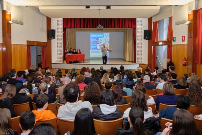 Estudiantes de las escuelas de Legnano rinden homenaje al Venerable Padre Carlo Crespi, SDB